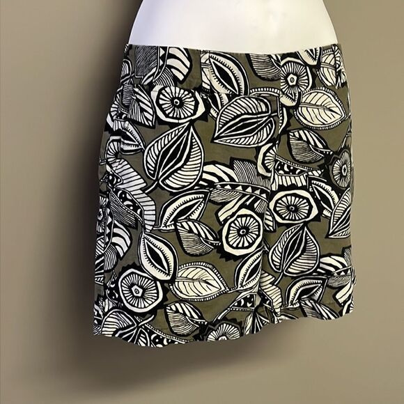 LOFT Abstract Tropical Floral Olive Black Cream Linen Blend Bermuda Shorts-Sz 8 - Picture 3 of 13